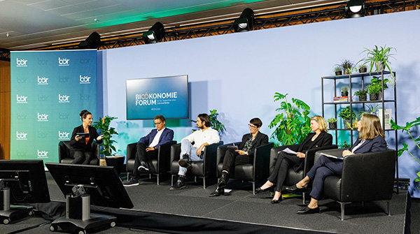 Zu sehen sind die Teilnehmenden einer Podiumsdiskussion beim Bioökonomieforum Ende September 2022 in Berlin