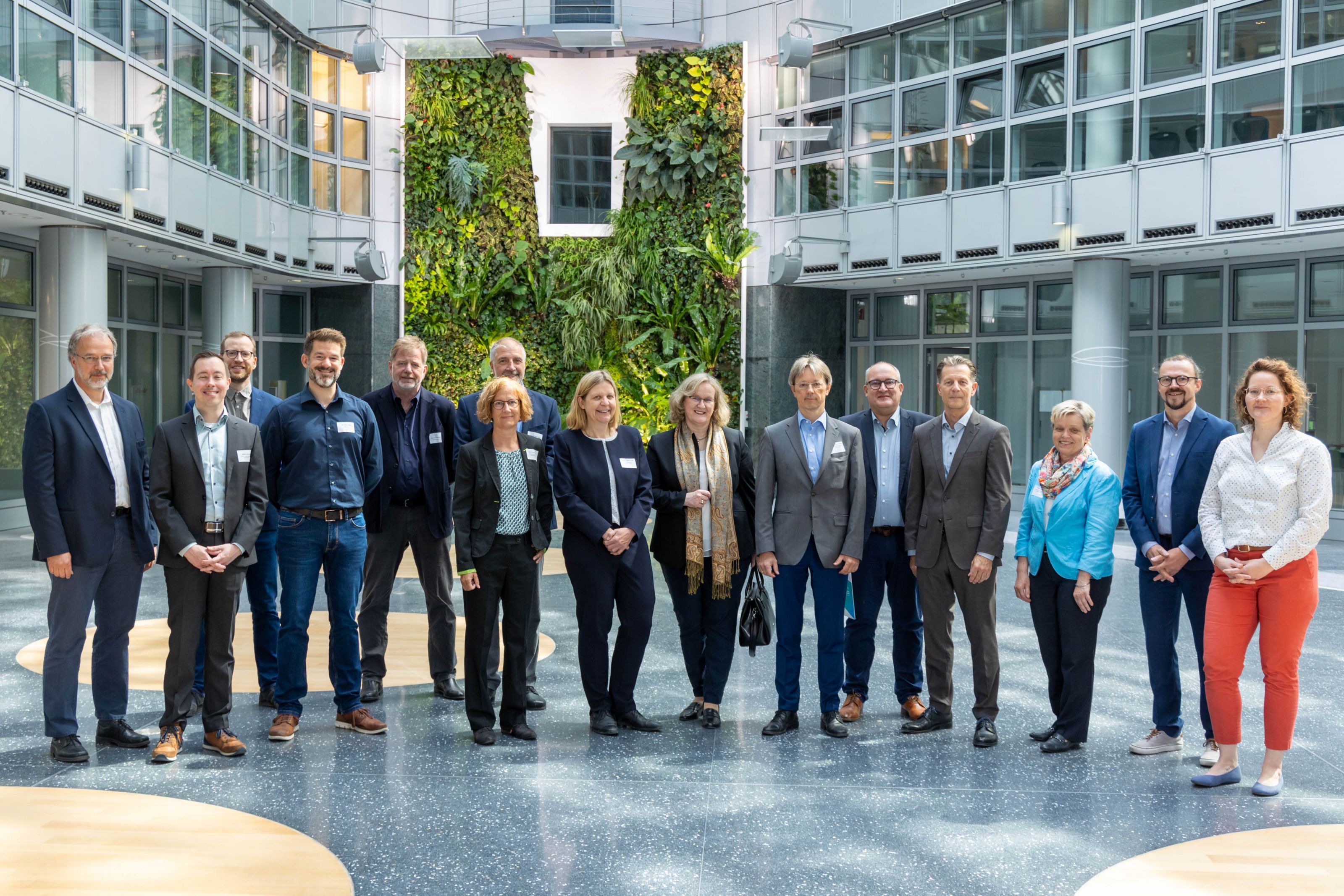 Zu sehen sind mehrere Teilnehmende des Workshops des Bioökomierats am 23. Mai 2022