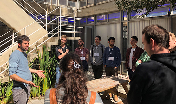 Auf dem Bild zu sehen sind die Teilnehmenden der Quantum Futur Akademie bei einer Laborbesichtigung