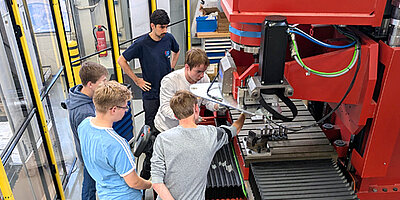 BMBF Werkstoffferien vermitteln Praxiseinblicke in die Materialforschung